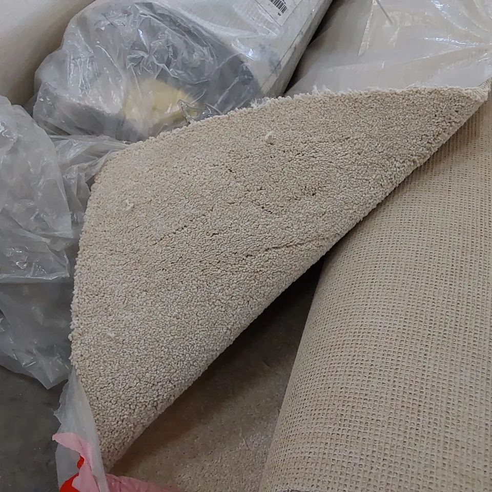 ROLL OF QUALITY CARPET // SIZE UNSPECIFIED 