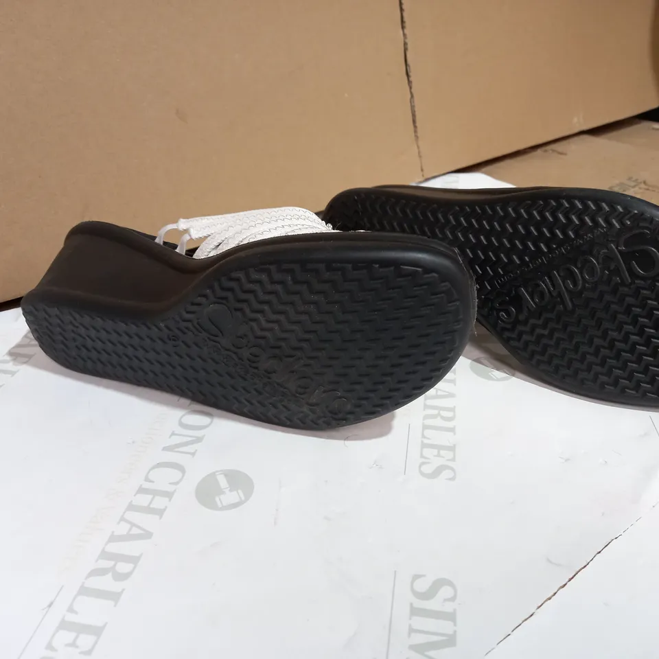 SKETCHERTS WITH MEMORY FOAM BLACK/WHITE SANDALS SIZE 6