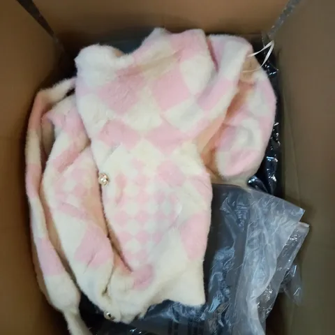 LOT OF ASSORTED CLOTHING ITEMS AND ACCESSORIES TO INCLUDE; T-SHIRTS, JUMPERS ETC