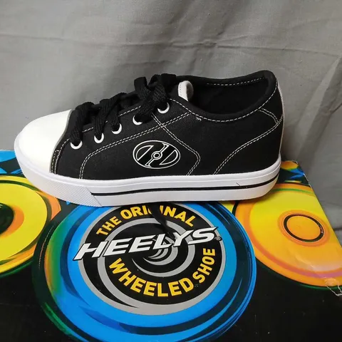 HEELYS THE ORIGINAL WHEELED SHOE – BLACK/WHITE (US YOUTH 2) UK 1 