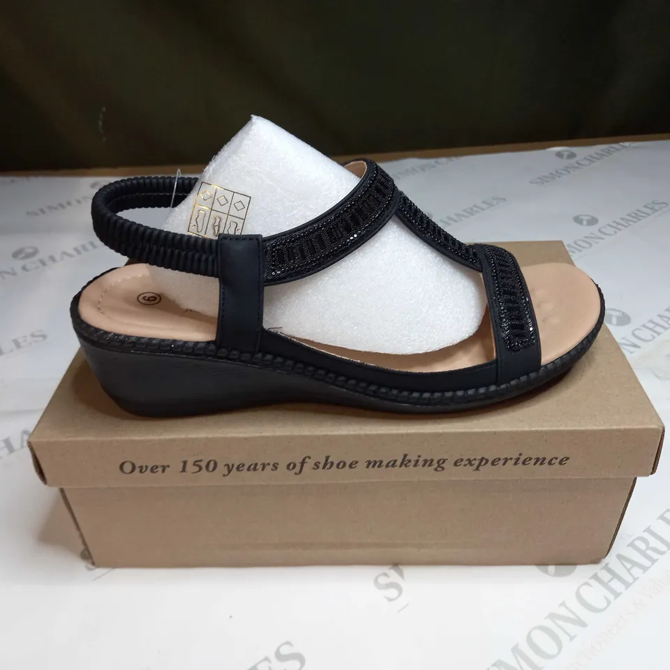 BOXED CUSHION WALK OPEN TOE PLATFORM SANDALS - SIZE 6