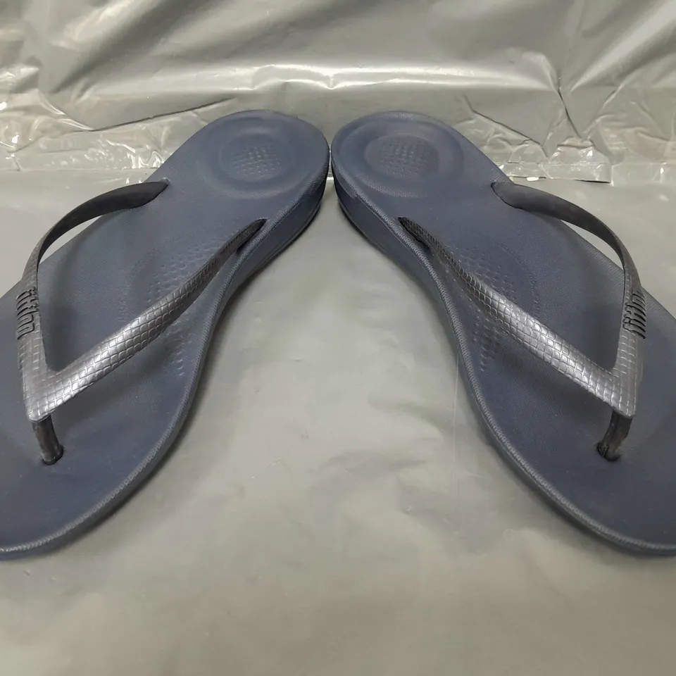 BOXED PAIR OF FITFLOP TOE-POST FLIP-FLOPS IN NAVY UK SIZE 4