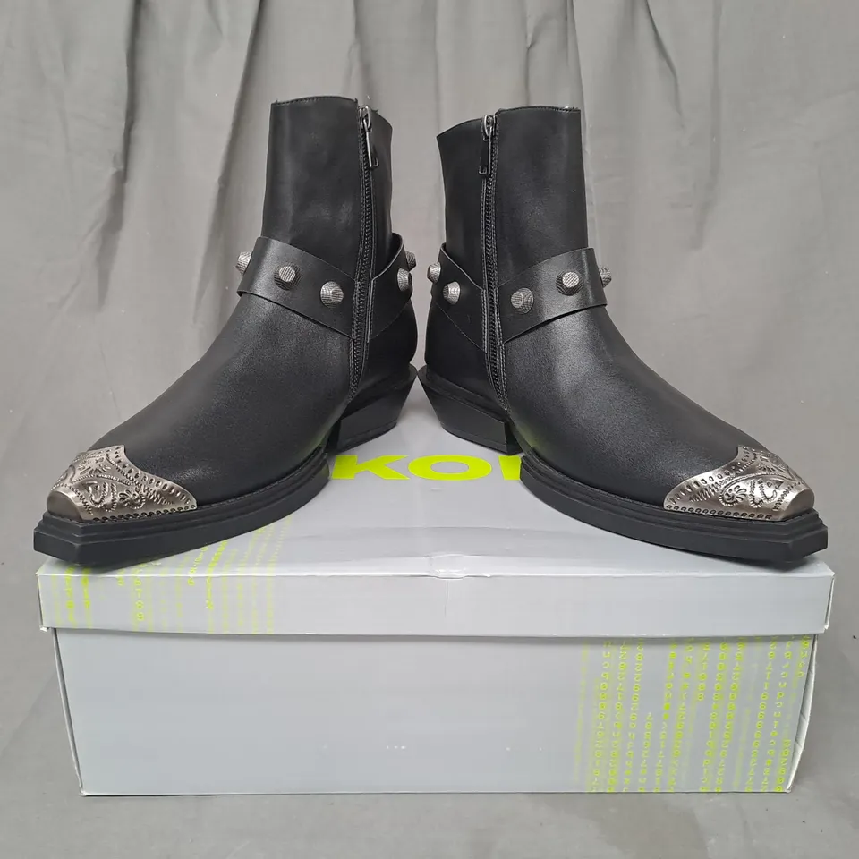 BOXED PAIR OF KOI SOUL RENDER COWBOY BOOTS IN BLACK/SILVER EFFECT UK SIZE 8