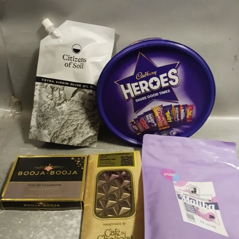 APPROXIMATELY 10 ASSORTED FOOD/DRINK PRODUCTS TO INCLUDE CADBURY HEROS, MALIBA COFFEE, EXTRA VIRGIN OLIVE OIL ETC 