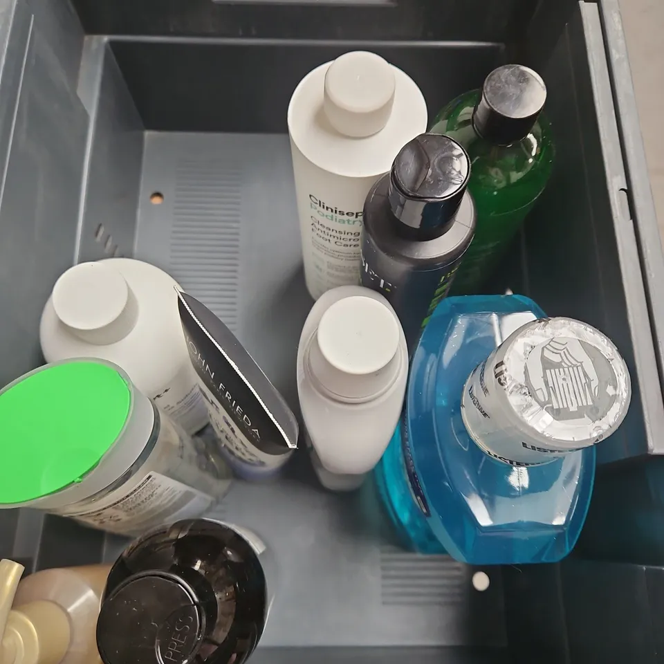 APPROXIMATELY 20 ASSORTED HEALTH & BEAUTY PRODUCTS TO INCLUDE - PALMER'S COCOA BUTTER - BULLDOG SHOWER GEL - JOHN FRIEDA SHAMPOO & CONDITIONER - ETC - COLLECTION ONLY