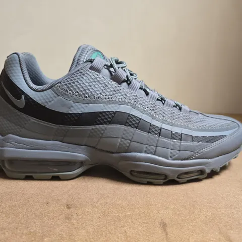 NIKE AIR MAX TRAINERS - UK SIZE 8