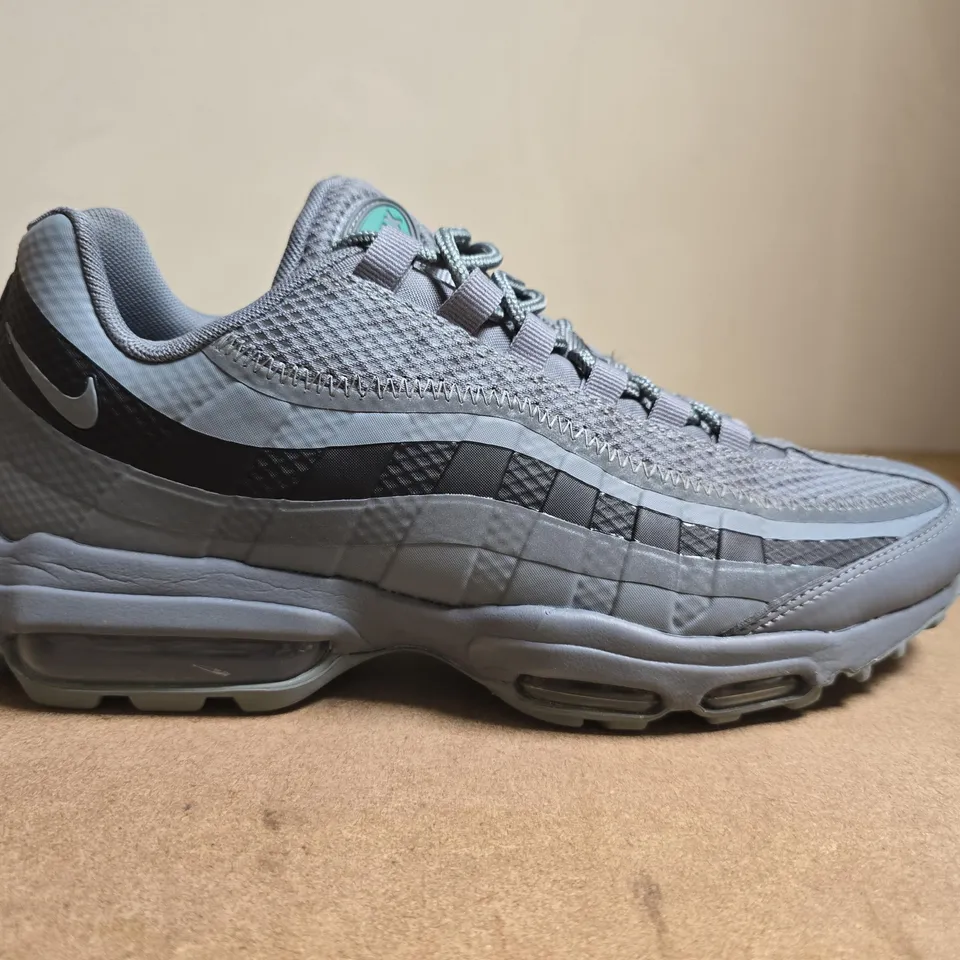 NIKE AIR MAX TRAINERS - UK SIZE 8
