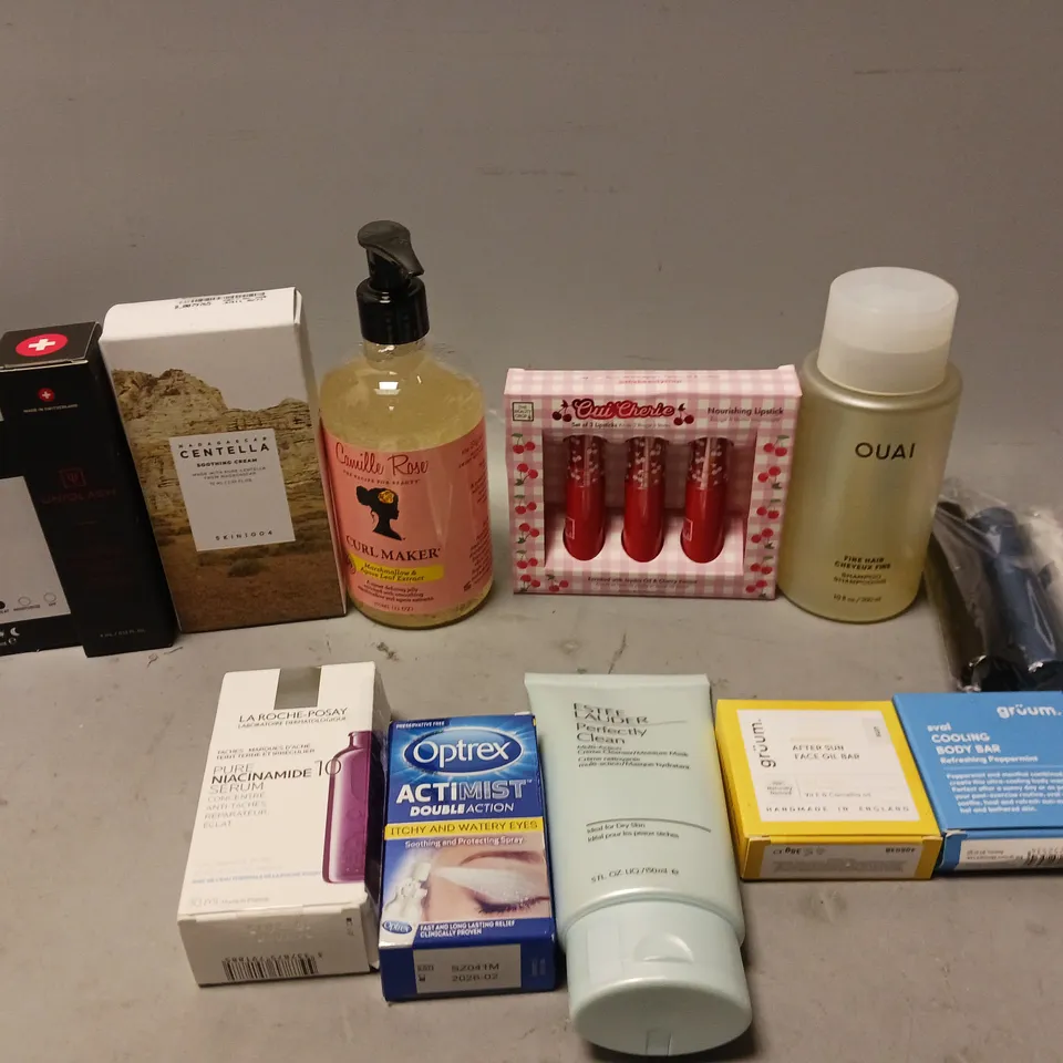 APPROXIMATELY 20 ASSORTED COSMETIC PRODUCTS TO INCLUDE OUAI SHAMPOO, QUI CHERIE LIPSATICKS, AND GRUUM BODY BAR ETC. 