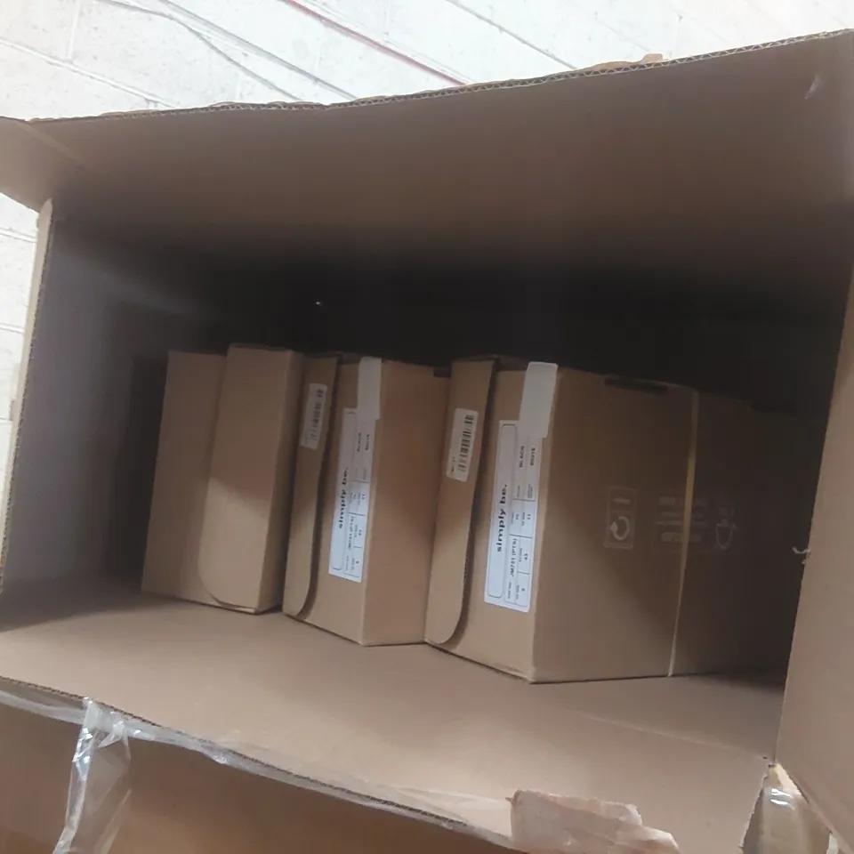 PALLET CONTAINING APPROXIMATELY 210x ASSORTED BRAND NEW DESIGNER SHOES INCLUDING: SIMPLY BE SANDALS ECT