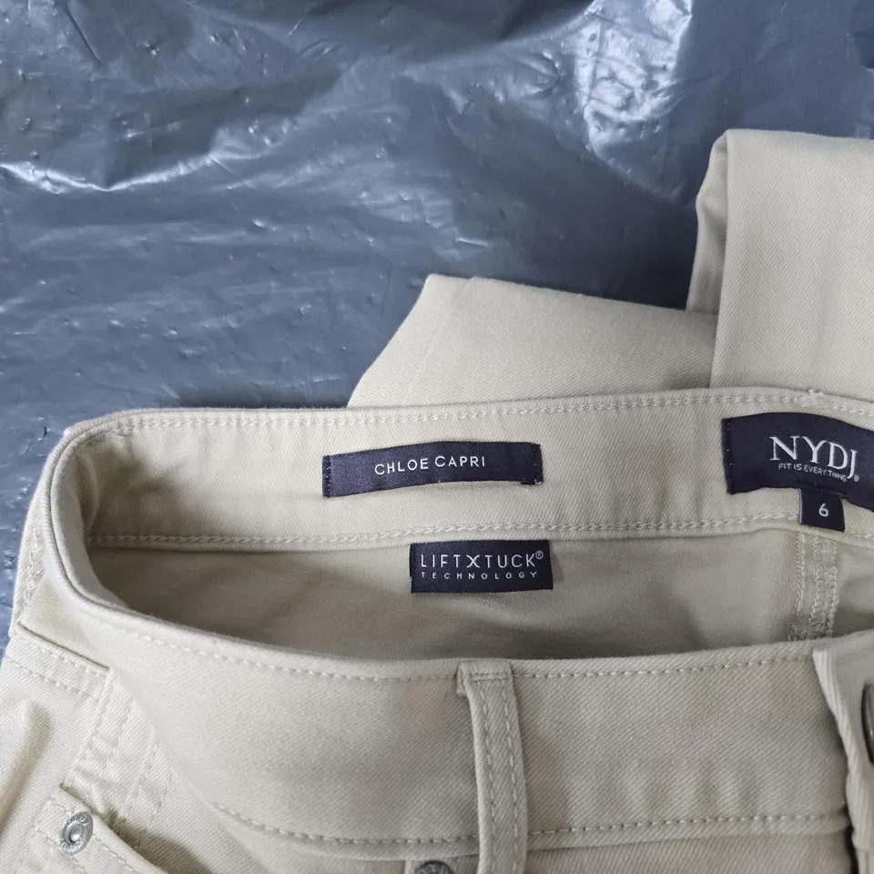 NYDJ CHLOE CAPRI KHAKI TROUSERS – SIZE 6