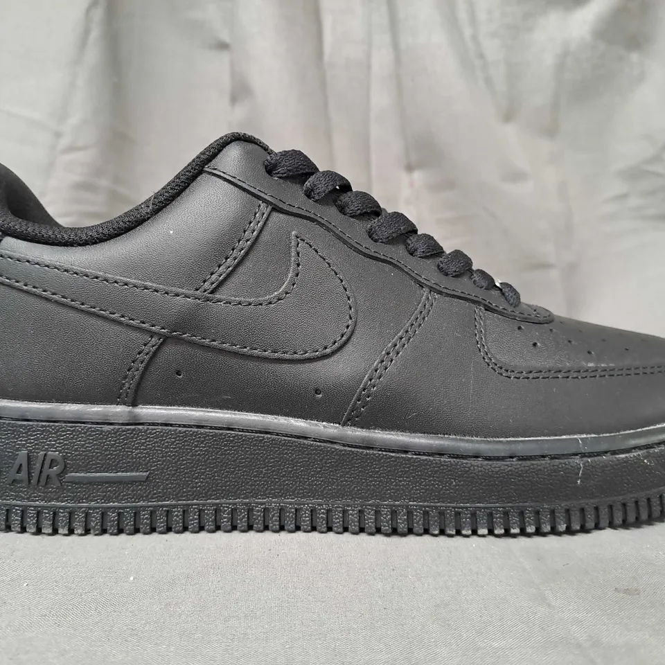 PAIR OF NIKE AIR FORCE 1 SHOES IN BLACK UK SIZE 7