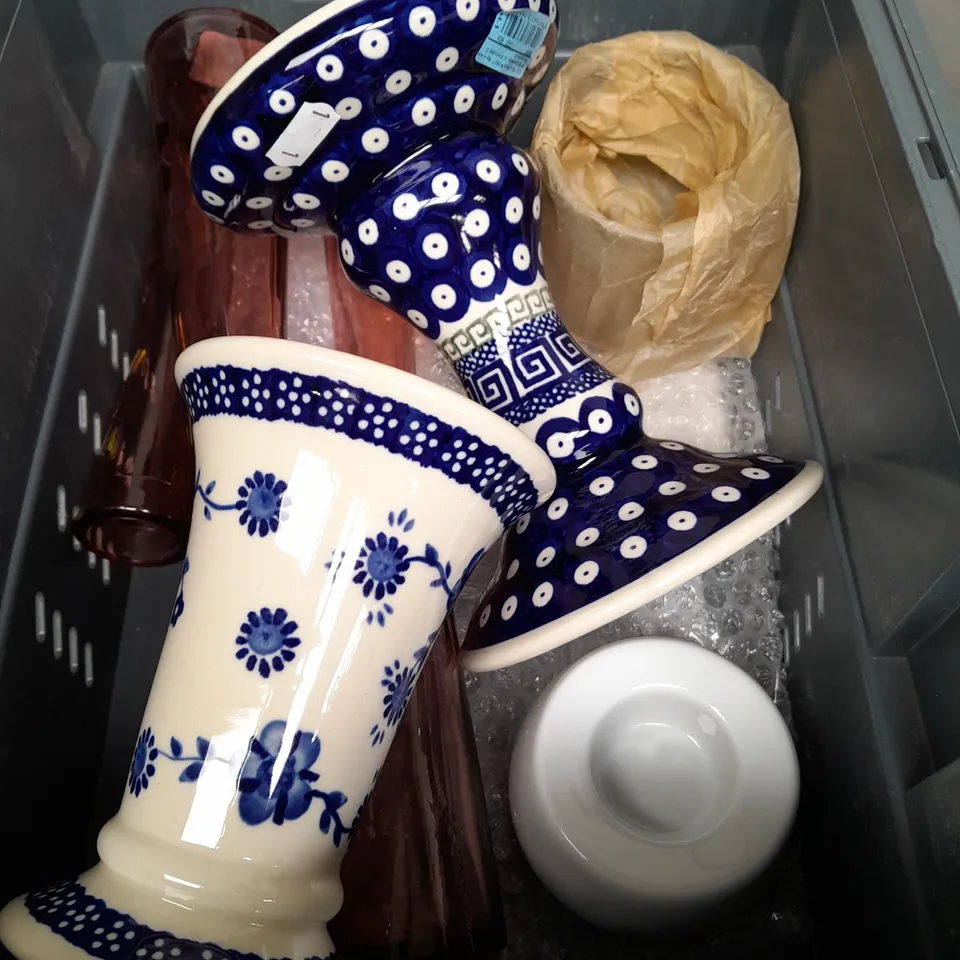 BOX OF ASSORTED HOUSE HOLD ITEMS TO INCLUDE CUPS - JUGS AND NOVELTY BOTTLES / COLLECTION ONLY 