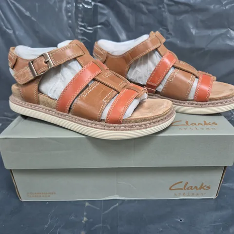 BOXED PAIR OF CLARKS ARWELL SUN SANDALS IN TAN COMBI LEATHER SIZE 4