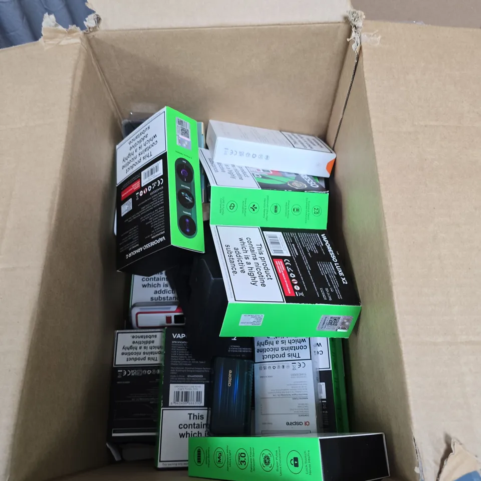 BOX OF APPROXIMATELY 30 ASSORTED E-CIGARETTES AND ACCOMPANIMENTS TO INCLUDE: VARIOUS VOOPOO ITEMS 