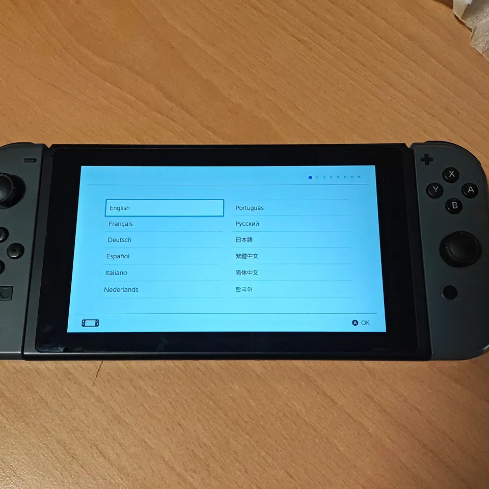 BOXED NINTENDO SWITCH HANDHELD GAMING CONSOLE WITH GREY JOY-CONS
