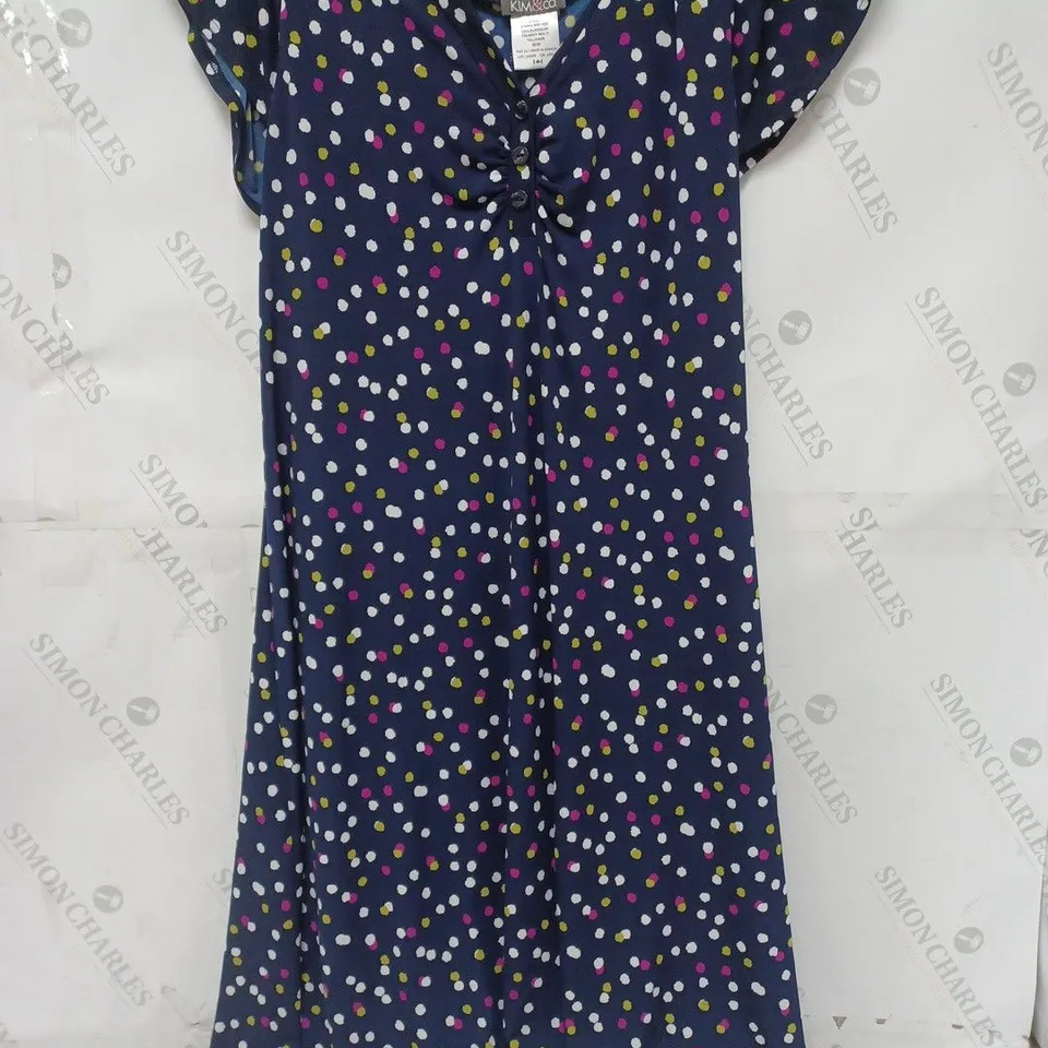 APPROXIMATELY 10 ASSORTED ITEMS OF WOMEN'S CLOTHING TO INCLUDE MONSOON TOP SIZE M, KIM&CO DRESS SIZE M, IZABEL STRAPPY DRESS SIZE 12