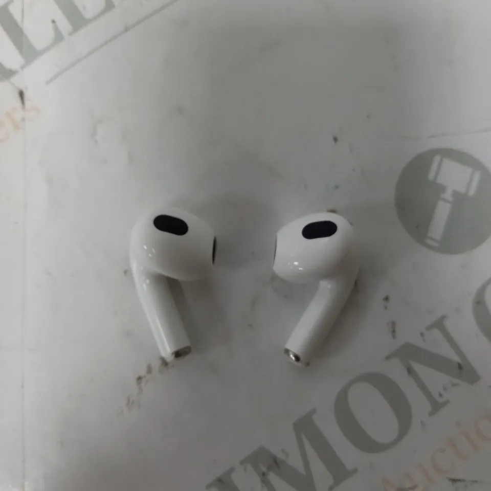 WIRELESS EARBUDS WITH CASE - WHITE