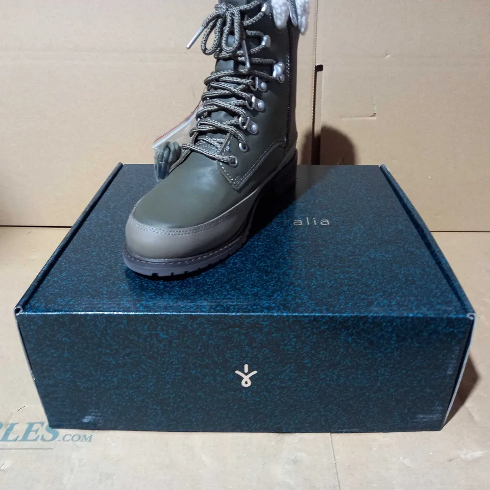 BOXED PAUR OF EMU OKAB FAUX LEATHER BOOTS IN DARK OLIVE UK SIZE 5