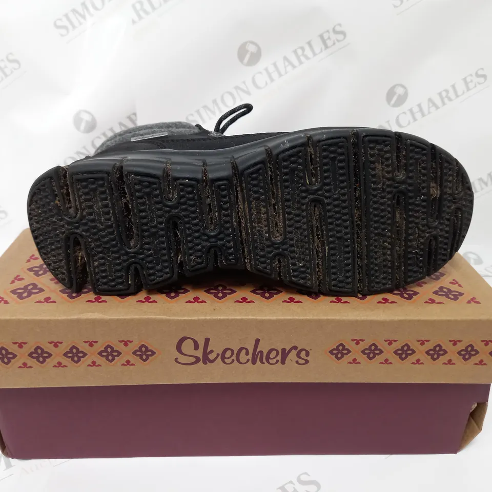 BOXED PAIR OF SKECHERS SYNERGY WARM BOOTS BLACK SIZE 4.5