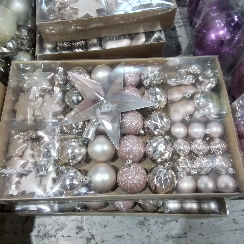 LOT OF APPROXIMATELY 30 ASSORTED PACKS OF BAUBLES