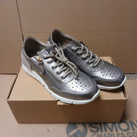 DOWN TO EARTH LADIES TRAINERS – UK 7