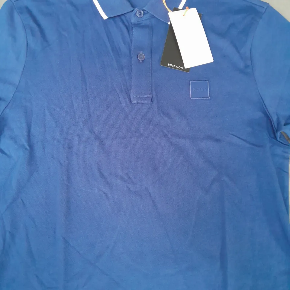 BOSS POLO TOP IN BLUE SIZE MEDIUM