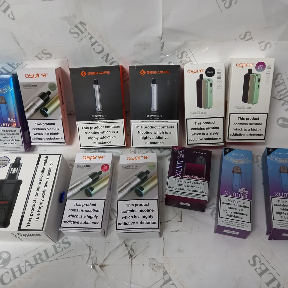 APPROXIMATELY 12 ASSORTED VAPES INCLUDING GEEK VAPE, ASPIRE, INNOKIN
