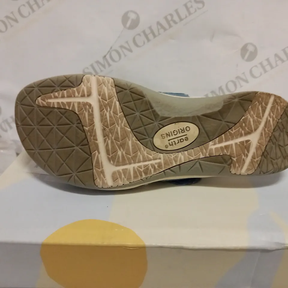OUTLET EARTH ORIGINS SHANTEL MULE SANDAL SIZE 4 