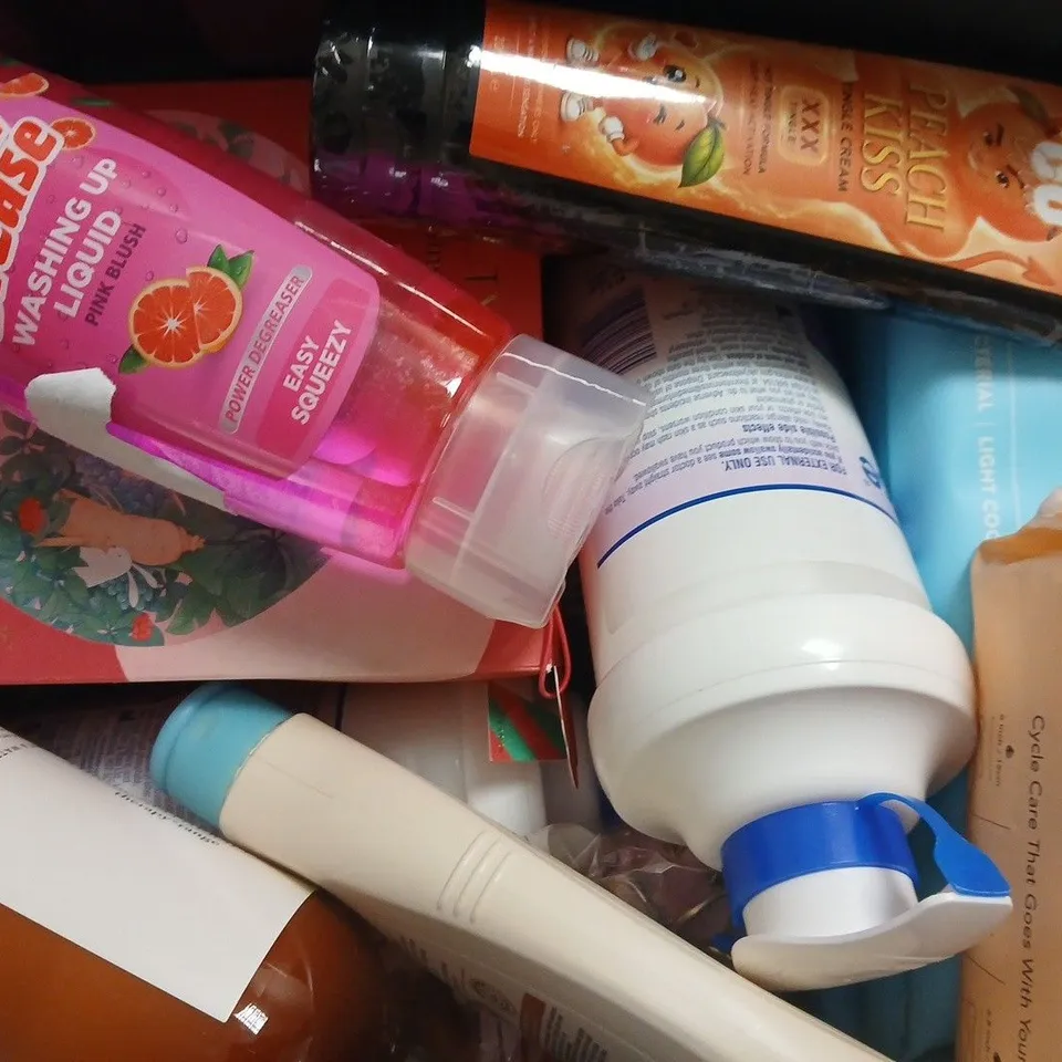 APPROXIMATELY 12 ASSORTED COSMETIC ITEMS INCLUDING VARIOUS MAKES AND BRANDS - COLLECTION ONLY