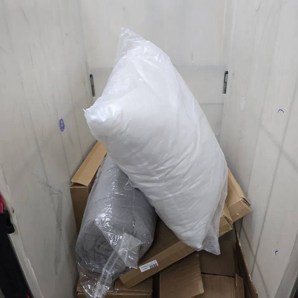 CAGE OF APPROXIMATELY 10 ASSORTED HOUSEHOLD ITEMS TO INCLUDE - PILLOW - LARGE THROW AND REGINA BLITZ KITCHEN ROLLS - COLLECTION ONLY