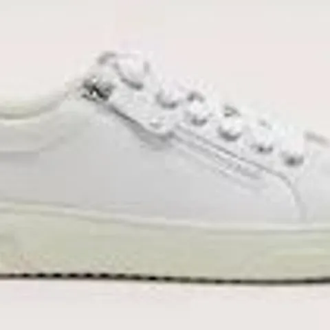 BOXED PAIR OF WOMENS HUSH PUPPIES MARTHA TRAINERS - UK SIZE 7