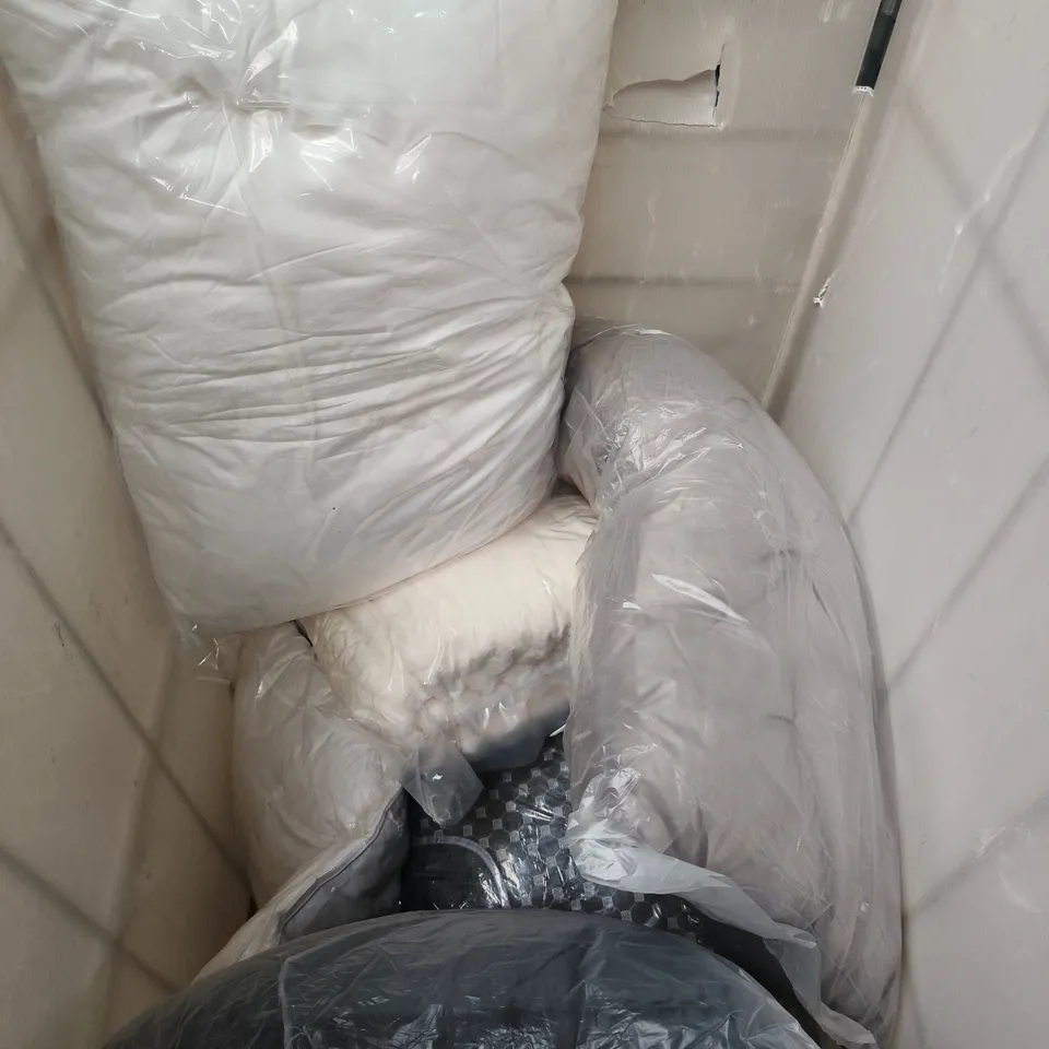 APPROXIMATELY 6 ASSORTED CUSHIONS, PILLOWS & THROWS IN VARIOUS DESIGNS 