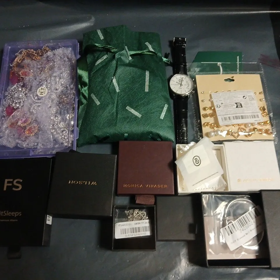 LOT OF ASSORTED JEWELLERY ITEMS TO INCLUDE EARRINGS, WATCHES AND NECKLACES