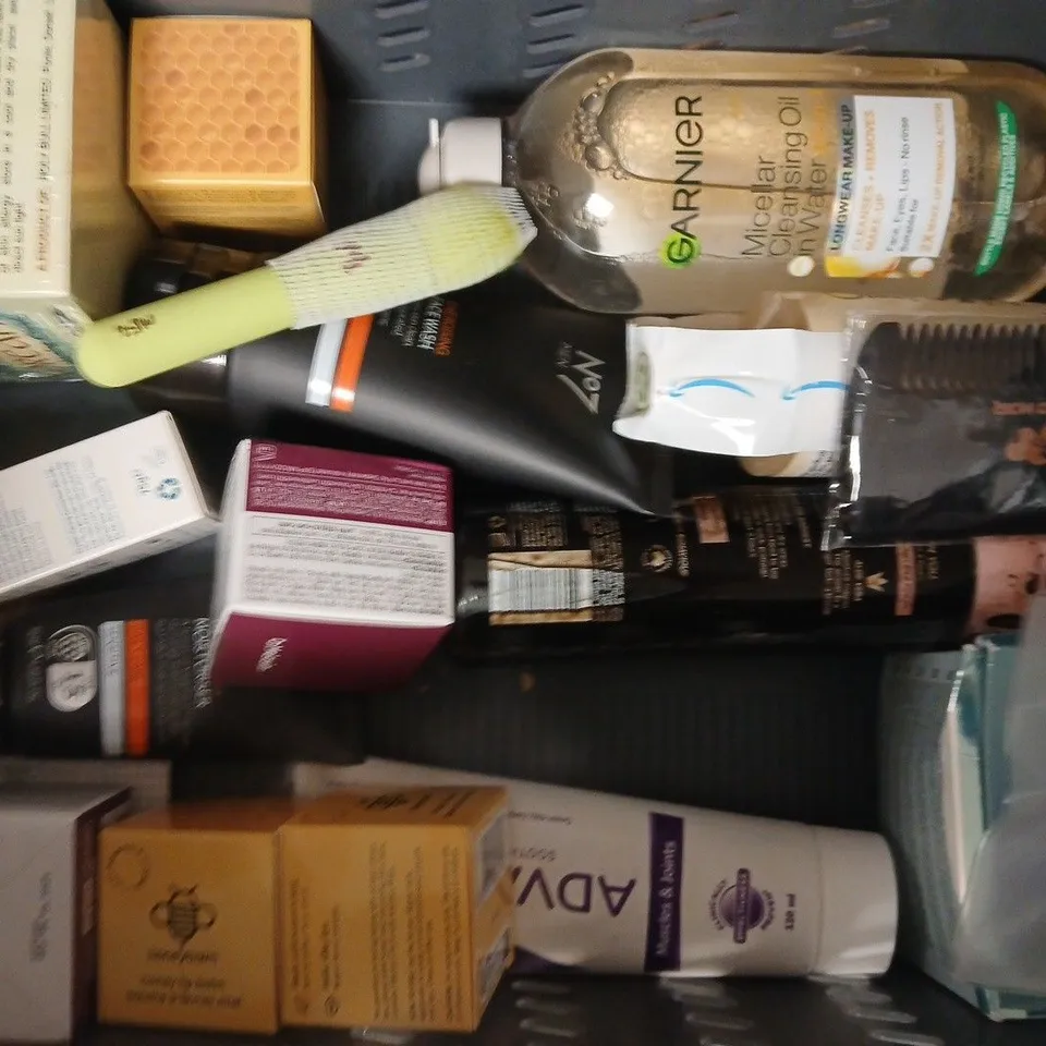 APPROXIMATELY 15 ASSORTED COSMETIC ITEMS INCLUDING VARIOUS MAKES AND BRANDS - COLLECTION ONLY