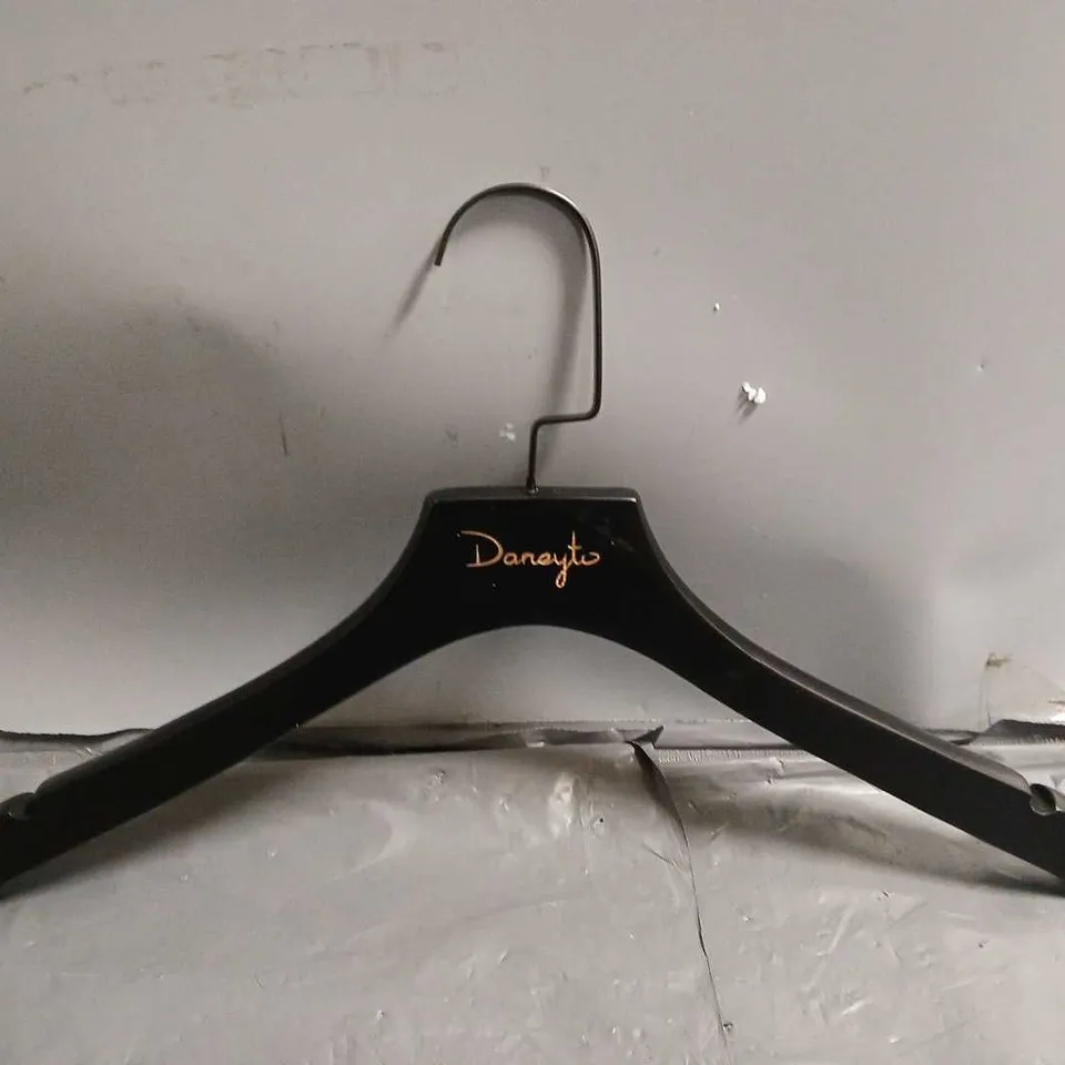 APPROXIMATELY DANEYTO COAT HANGERS IN BLACK