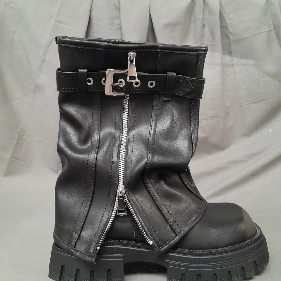 BOXED PAIR OF ASYLUM ANKLE BOOTS IN BLACK ASIAN SIZE 260