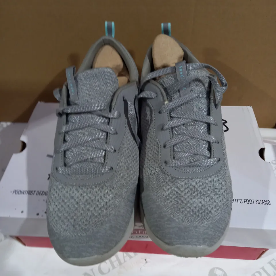BOXED PAIR OF SKECHERS ARCH FIT LIGHT GREY TRAINERS IN GREY UK SIZE 7