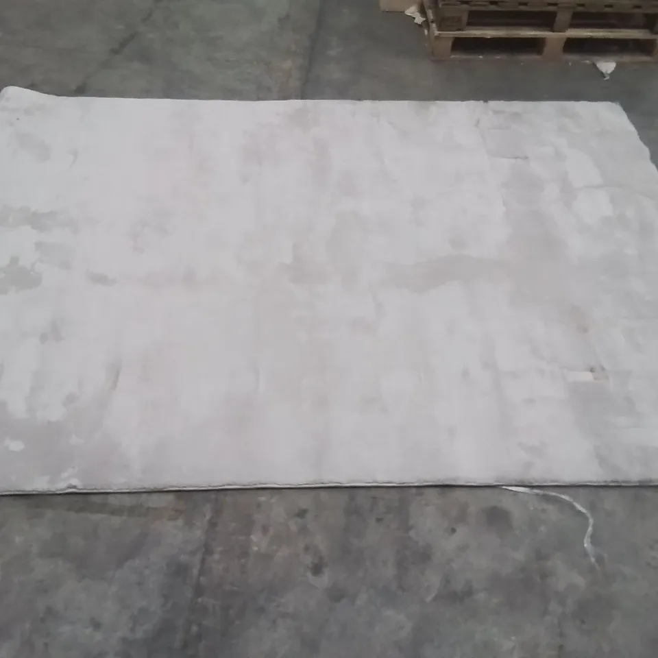 QUALITY DESIGNER AREA RUG - APPROXIMATELY 300X200CM