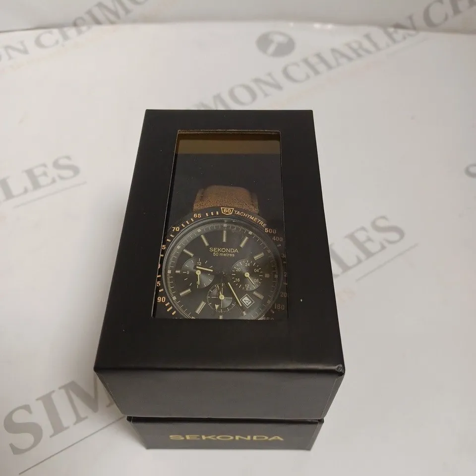 BOXED SEKONDA GENTS BLACK DIAL SPORTS WATCH WITH GENUINE LEATHER STRAP - BROWN
