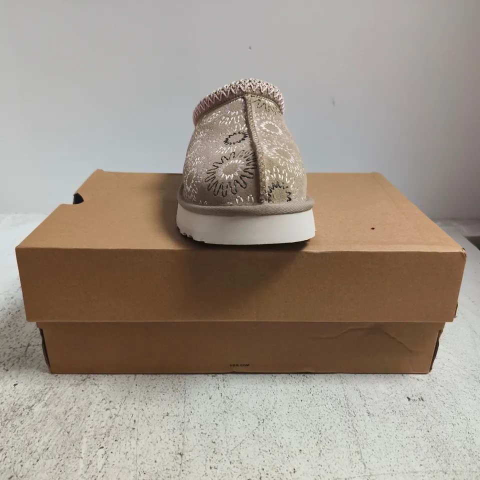 BOXED PAIR OF UGG K TAZZ SUN STITCH SHOES IN LIGHT TAUPE/PINK SIZE UK 3