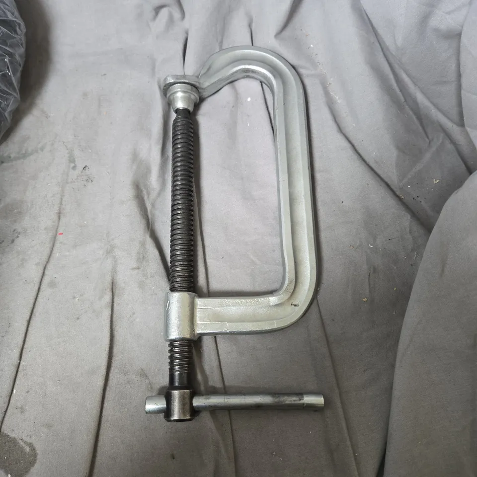 BOX OF APPROXIMATELY 10 ASSORTED AUTOMOTIVE ITEMS INCLUDING CLAMP , TROLLEY WHEEL AND CAR DOOR LOCK