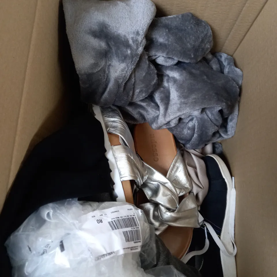BOX OF APPROXIMATELY 10 ASSORTED CLOTHING ITEMS IN VARIOUS STYLES & SIZES TO INCLUDE SLIPPERS, TRAINERS, TROUSERS ETC 