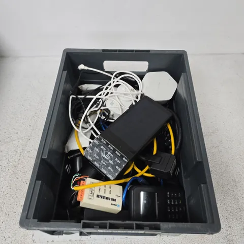 BOX CONTAINING A MIX OF APPROXIMATELY 15 ASSORTED ITEMS INCLUDING CARD READER, REMOTES, PLUGS ETC.