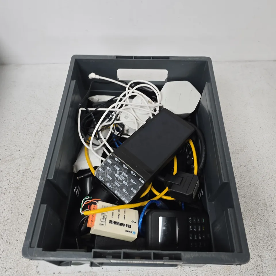 BOX CONTAINING A MIX OF APPROXIMATELY 15 ASSORTED ITEMS INCLUDING CARD READER, REMOTES, PLUGS ETC.