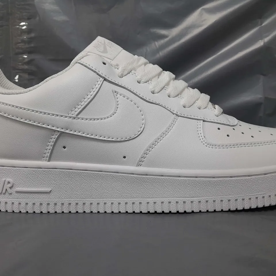 BOXED PAIR OF NIKE AIR FORCE 1 '07 SHOES IN WHITE UK SIZE 9.5