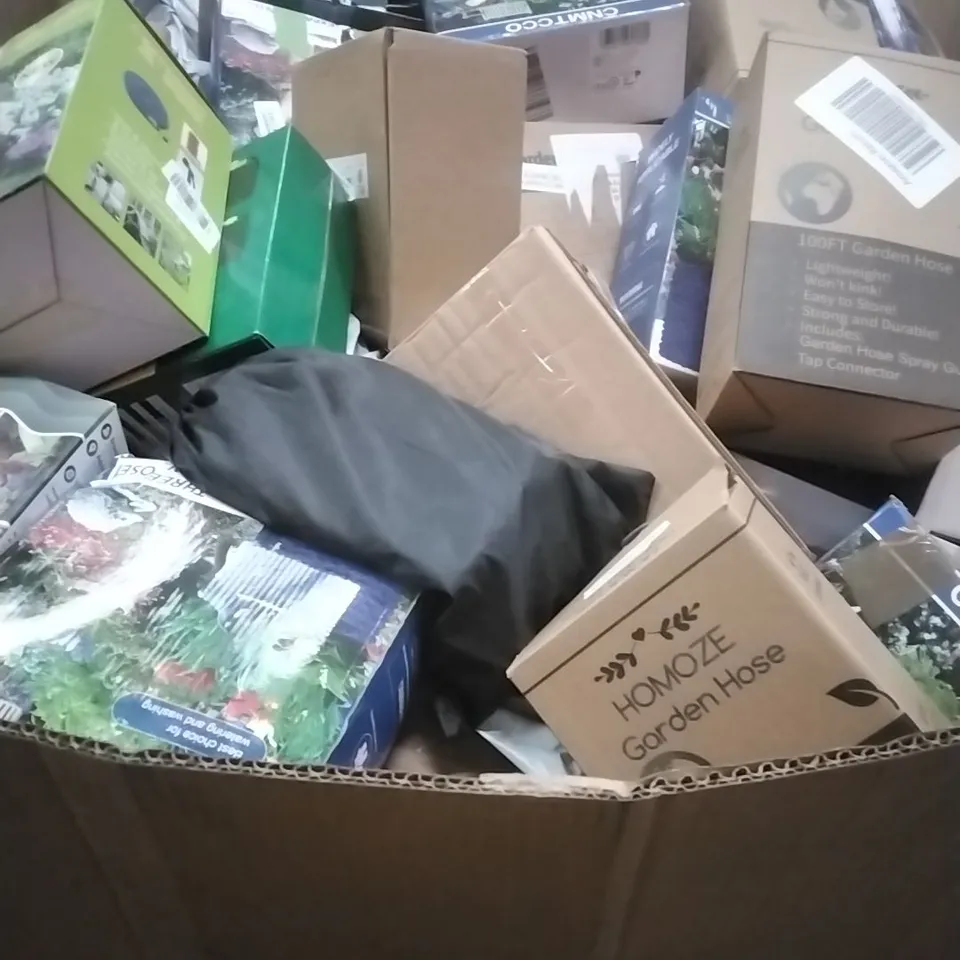 A PALLET CONTAINING ASSORTED GARDEN HOSES AND SWIMMING PRODUCTS ETC