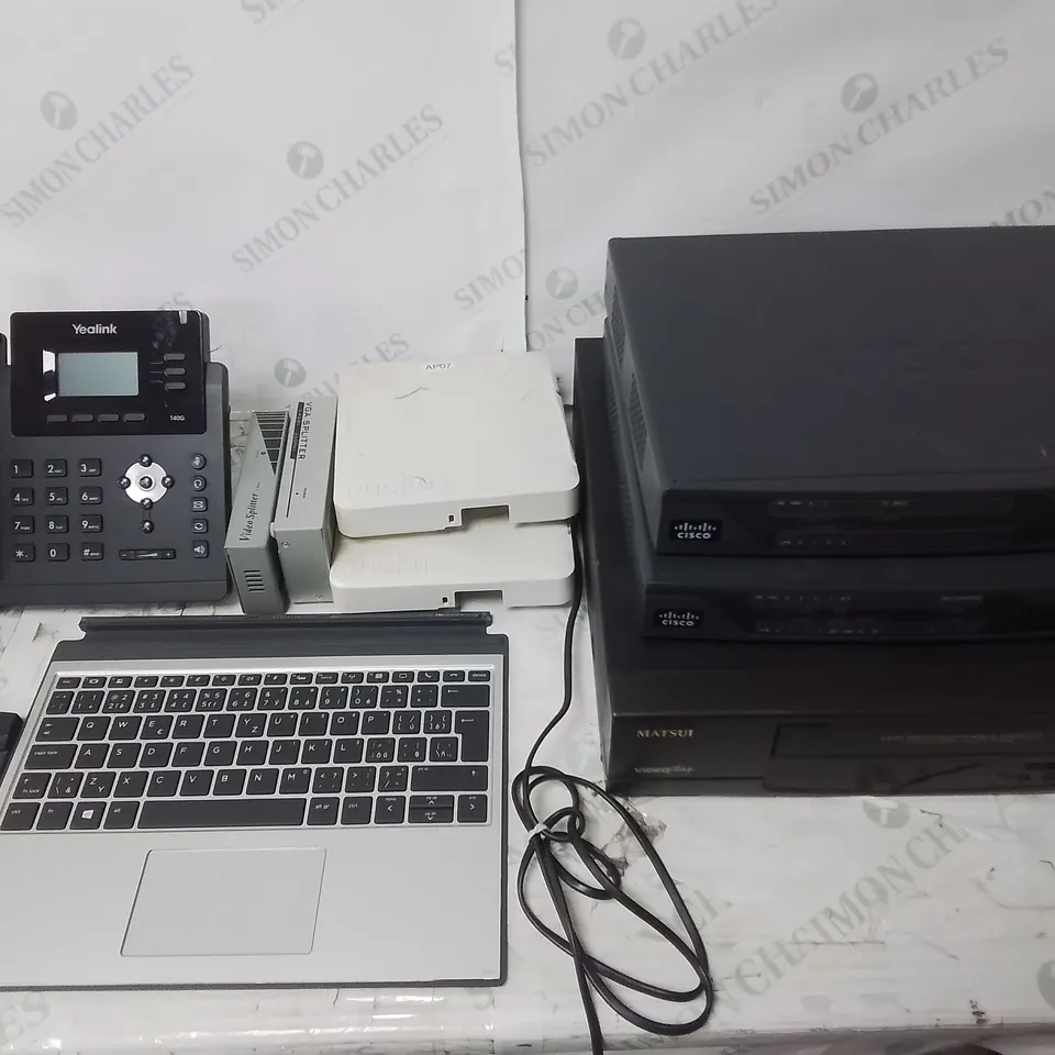 LOT OF 12 ASSORTED TECH ITEMS TO INCLUDE DYNAMODE SMART SWITCH, WELKIN NETWORK CARD AND CISCO ROUTER SYSTEM