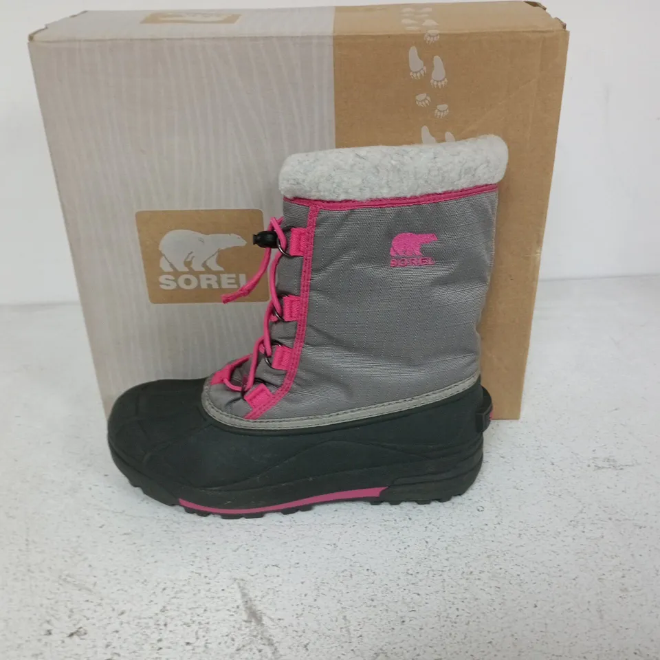 BOXED PAIR OF SOREL YOUTH CUMBERLAND 2 BOOTS IN LIGHT GREY/PINK - UK 5.5