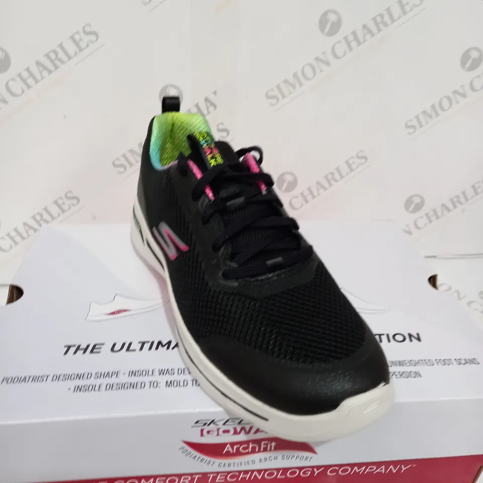 BOXED SKETCHERS GOWALK TRAINERS - SIZE UK 6