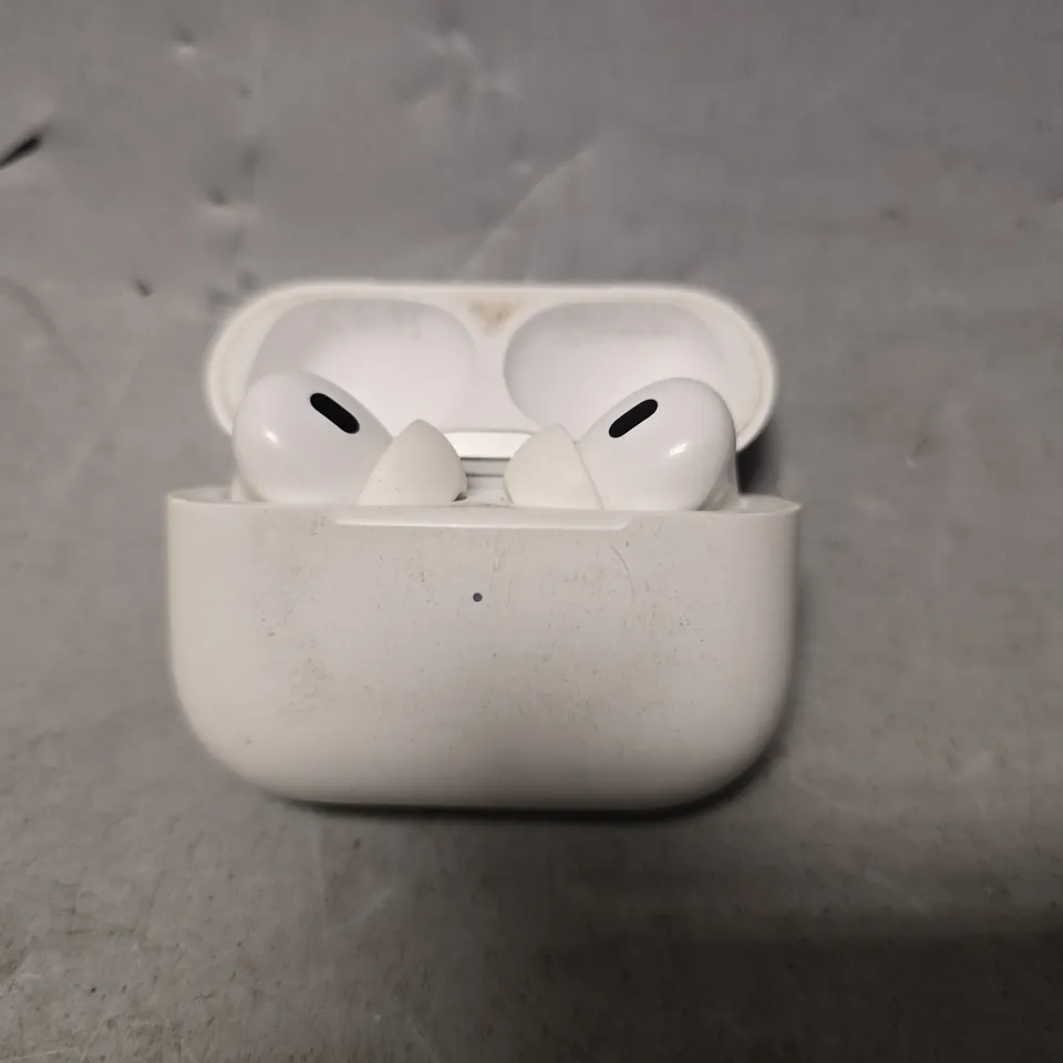APPLE AIRPODS PRO 2ND GEN IN WHITE